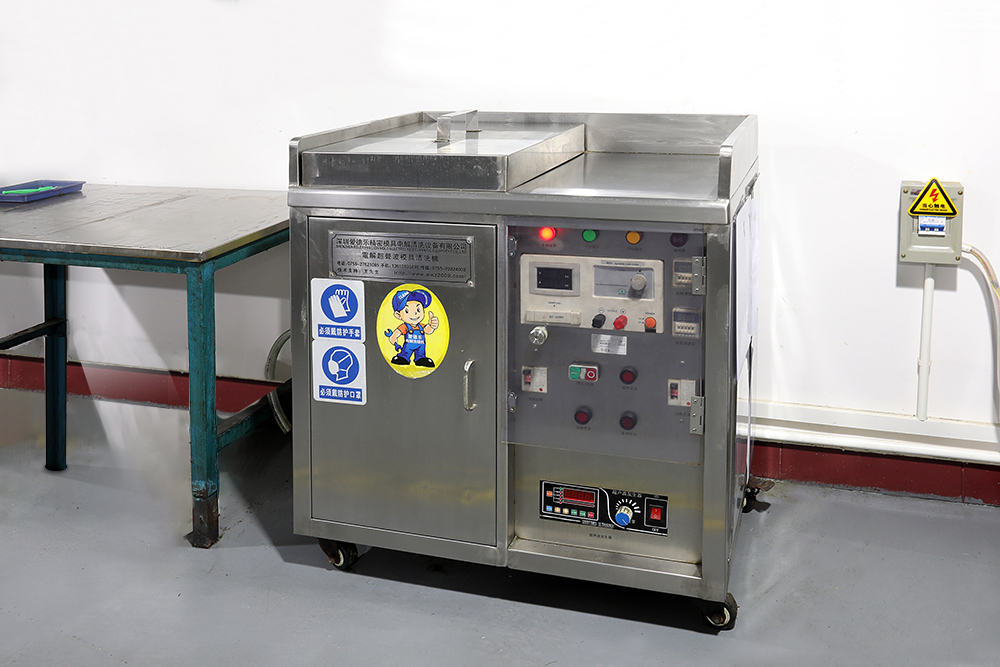 Ultrasonic mold cleaning equipment